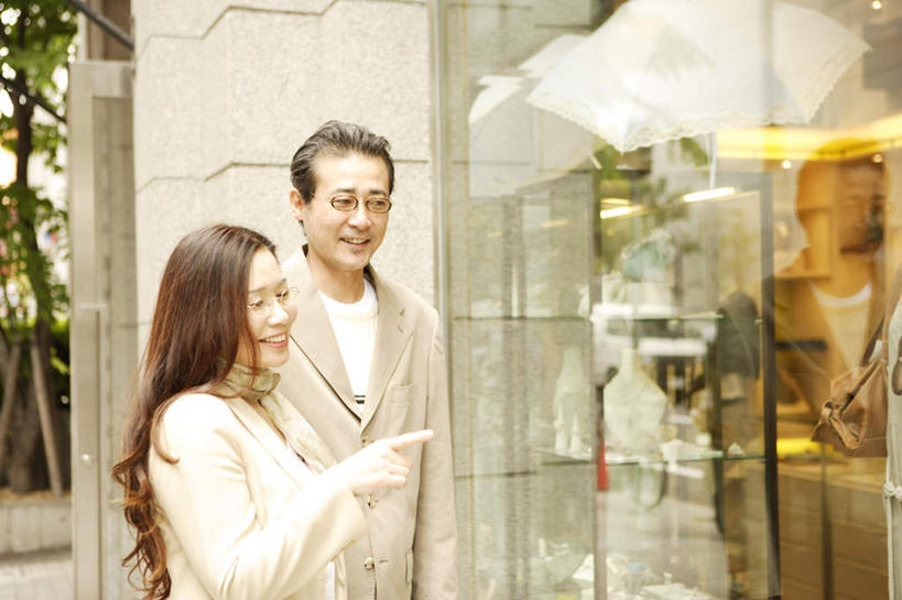 东方人,两个人,夫妻,商店,站,笑,微笑,横图,室外,白天,正面,爱情,购物,消费,窗户,落地窗,超市,橱窗,亚洲,指,服装,朦胧,模糊,眼镜,浪漫,注视,休闲装,黄种人,方向,玻璃窗,衣服,观察,看,手势,站着,休闲,休闲服,恩爱,金融,恋人,百货,服饰,观看,察看,指向,食指,服装店,关注,近视眼镜,选购,贸易,百货公司,服饰店,玻璃橱窗,血拼,男人,男性,女人,女性,中年男性,中年女性,亚洲人,夫妇,情侣,站立,半身,彩图,购物商场,购物中心,商业中心,伴侣