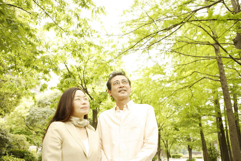 东方人,两个人,夫妻,站,笑,微笑,横图,室外,白天,仰视,爱情,植物,亚洲,服装,眼镜,云,云朵,浪漫,云彩,注视,休闲装,黄种人,树,树木,衣服,绿色,白云,天空,自然,天,观察,看,站着,休闲,休闲服,恩爱,恋人,服饰,生长,成长,观看,察看,关注,近视眼镜,男人,男性,女人,女性,中年男性,中年女性,亚洲人,夫妇,情侣,站立,半身,彩图,低角度拍摄,伴侣