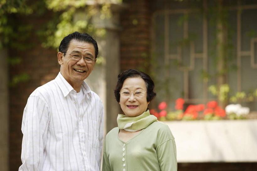 东方人,老年人,家庭,夫妻,站,笑,微笑,露齿笑,横图,室外,白天,正面,爱情,植物,亚洲,阴影,服装,朦胧,模糊,光线,眼镜,影子,墙,浪漫,注视,休闲装,黄种人,墙壁,墙面,树,树木,衣服,绿色,黑色,阳光,自然,观察,看,站着,休闲,温暖,温馨,一家人,休闲服,恩爱,恋人,服饰,生长,成长,观看,和睦,察看,关注,近视眼镜,老年男性,老年女性,男人,男性,女人,女性,亚洲人,夫妇,情侣,站立,半身,彩图,伴侣,融洽,短发