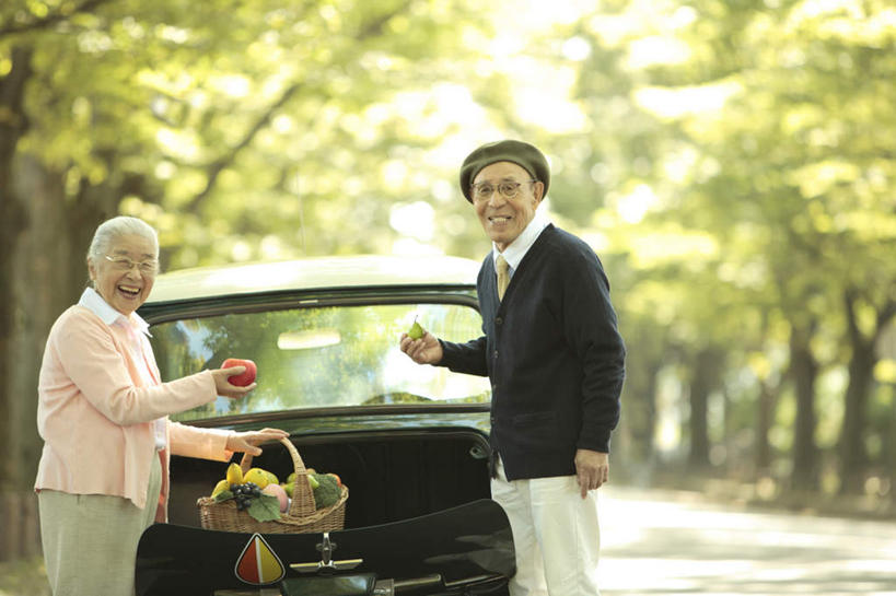 东方人,老年人,家庭,夫妻,站,笑,微笑,露齿笑,横图,室外,白天,侧面,毛衣,爱情,植物,汽车,苹果,梨,葡萄,帽子,水果,亚洲,许多,阴影,朦胧,模糊,新鲜,光线,篮子,眼镜,影子,生食,食品,果实,浪漫,拿,拿着,注视,黄种人,车,树,树木,食物,粉色,红色,蓝色,绿色,阳光,自然,交通工具,轿车,观察,看,站着,温暖,温馨,一家人,香梨,恩爱,恋人,有机食品,绿色食品,生长,成长,观看,和睦,察看,关注,载具,贝雷帽,近视眼镜,老年男性,老年女性,男人,男性,女人,女性,亚洲人,夫妇,情侣,生梨,山葫芦,蒲桃,草龙珠,站立,半身,彩图,绒衣,套衫,套头毛衣,线衣,伴侣,融洽