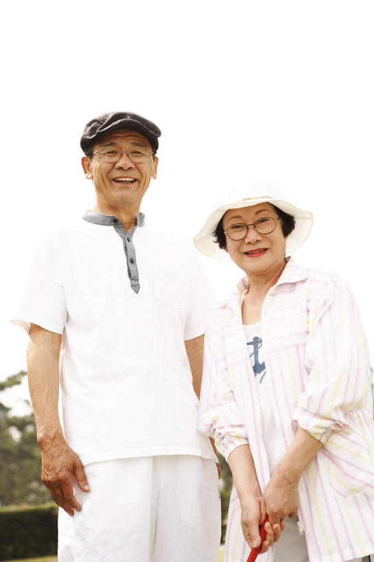 东方人,老年人,家庭,夫妻,站,笑,微笑,露齿笑,竖图,室外,白天,仰视,爱情,帽子,亚洲,服装,眼镜,云,云朵,浪漫,云彩,注视,休闲装,黄种人,衣服,蓝色,白云,蓝天,天空,天,观察,看,站着,休闲,温暖,温馨,一家人,休闲服,恩爱,恋人,服饰,观看,和睦,察看,关注,贝雷帽,近视眼镜,老年男性,老年女性,男人,男性,女人,女性,亚洲人,夫妇,情侣,站立,半身,彩图,低角度拍摄,伴侣,融洽