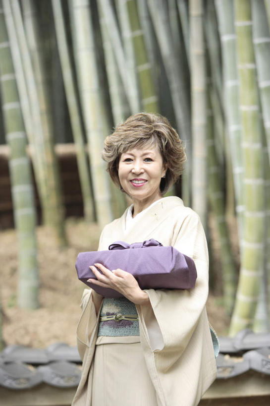 东方人,一个人,站,捧,竖图,室外,白天,正面,民族服装,植物,亚洲,仅一个女性,仅一个人,和服,朦胧,模糊,纸盒,竹林,注视,黄种人,盒子,树,树木,绿色,自然,包装盒,观察,看,站着,仅一个中年女性,服饰,生长,成长,观看,察看,关注,吴服,唐草,唐花,唐锦,女人,女性,中年女性,亚洲人,端,端着,捧着,手捧,站立,半身,彩图,传统服装,民俗服