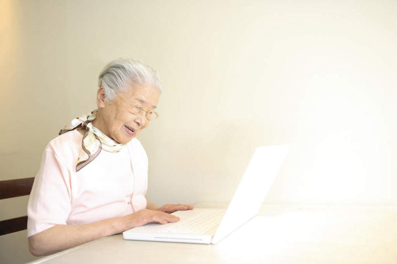 东方人,一个人,客厅,坐,横图,室内,白天,侧面,电脑,笔记本电脑,餐桌,桌子,亚洲,仅一个女性,仅一个人,敲打,网络,眼镜,墙,注视,黄种人,输入,通讯设备,墙壁,墙面,白色,打字,低头,观察,看,仅一个老年女性,餐台,观看,点击,敲击,察看,无线,起居室,关注,通信设备,无线网络,近视眼镜,无线上网,便携式电脑,按键,手提电脑,老年女性,女人,女性,亚洲人,长发,坐着,半身,彩图