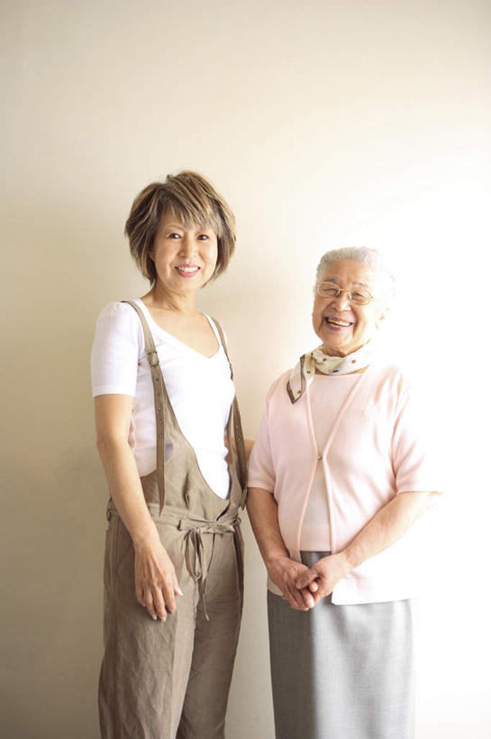 东方人,两个人,家庭,母亲,女儿,站,笑,微笑,露齿笑,竖图,室内,白天,正面,T恤衫,亚洲,服装,墙,棕色,T恤,注视,休闲装,黄种人,墙壁,墙面,衣服,白色,观察,看,站着,休闲,温暖,温馨,母女,一家人,休闲服,母爱,服饰,观看,和睦,察看,关注,老年女性,女人,女性,中年女性,亚洲人,长发,站立,半身,彩图,融洽