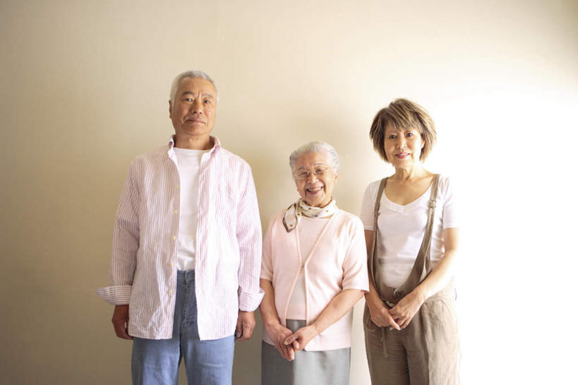 东方人,老年人,三个人,家庭,夫妻,母亲,父亲,女儿,站,笑,微笑,露齿笑,横图,室内,白天,白色背景,正面,T恤衫,爱情,亚洲,服装,眼镜,墙,浪漫,T恤,休闲装,黄种人,墙壁,墙面,衣服,白色,站着,休闲,温暖,温馨,父女,母女,一家人,休闲服,恩爱,父爱,母爱,恋人,摄影,服饰,影棚,和睦,近视眼镜,老年男性,老年女性,男人,男性,女人,女性,中年女性,亚洲人,夫妇,情侣,站立,半身,彩图,影棚拍摄,拍摄,伴侣,融洽