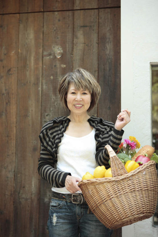 东方人,一个人,站,笑,微笑,竖图,室外,特写,白天,正面,快乐,幸福,植物,门,柠檬,辣椒,蔬菜,水果,亚洲,仅一个女性,仅一个人,勾,挽,服装,新鲜,盛开,篮子,墙,花菜,花椰菜,西兰花,食品,棕色,玛格丽特,休闲装,黄种人,墙壁,墙面,雏菊,花,花瓣,花朵,花卉,鲜花,食物,两朵,衣服,粉色,黄色,黑色,门框,花蕊,站着,仅一个中年女性,休闲,休闲服,菊花,活力,勾着,服饰,有机食品,绿色食品,希望,高雅,坚强,和平,挽着,彩椒,离别,辣角,红海椒,大椒,辣虎,广椒,延命菊,幸福花,春菊,马兰头花,暗恋,纯情,单恋,淡泊,花中君子,天真,女人,女性,中年女性,亚洲人,益母果,柠果,甜椒,柿子椒,辣子,海椒,番椒,灯笼椒,站立,半身,彩图,愉快,短发