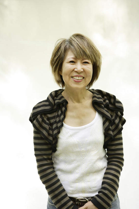 东方人,一个人,站,笑,微笑,露齿笑,竖图,室外,白天,正面,亚洲,仅一个女性,仅一个人,阴影,条纹,服装,光线,影子,墙,棕色,休闲装,黄种人,墙壁,墙面,衣服,黑色,阳光,站着,仅一个中年女性,休闲,休闲服,服饰,女人,女性,中年女性,亚洲人,站立,半身,彩图,短发