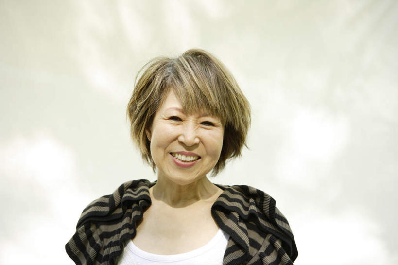 东方人,脸,头,脸颊,一个人,站,笑,微笑,露齿笑,横图,室外,特写,白天,仰视,亚洲,仅一个女性,仅一个人,阴影,条纹,服装,光线,影子,墙,棕色,注视,休闲装,黄种人,肩膀,墙壁,墙面,衣服,黑色,阳光,观察,看,站着,仅一个中年女性,休闲,休闲服,服饰,观看,察看,关注,女人,女性,中年女性,亚洲人,头部,脸部,脸蛋,面部,站立,半身,彩图,低角度拍摄,短发