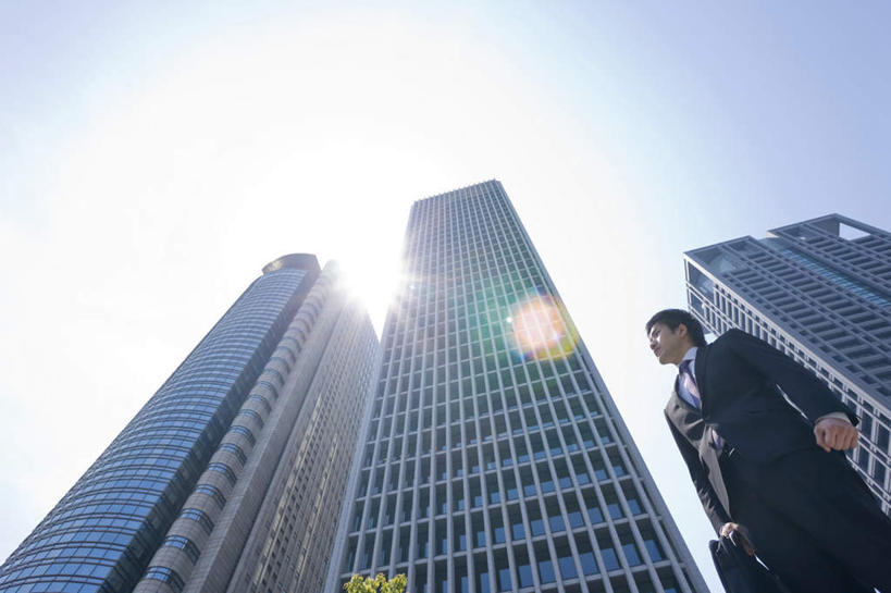 东方人,一个人,商务人士,商务男性,高楼大厦,站,笑,微笑,横图,室外,白天,仰视,衬衫,大厦,建筑,摩天大楼,亚洲,仅一个男性,仅一个人,套装,包,公文包,云,云朵,拿,云彩,拿着,黄种人,仅一个年轻男性,蓝色,白云,蓝天,天空,天,站着,公事包,商务装,工薪阶层,男人,男性,年轻男性,亚洲人,白领,上班族,站立,半身,彩图,低角度拍摄,衬衣,大楼,高层建筑,高楼,摩天楼