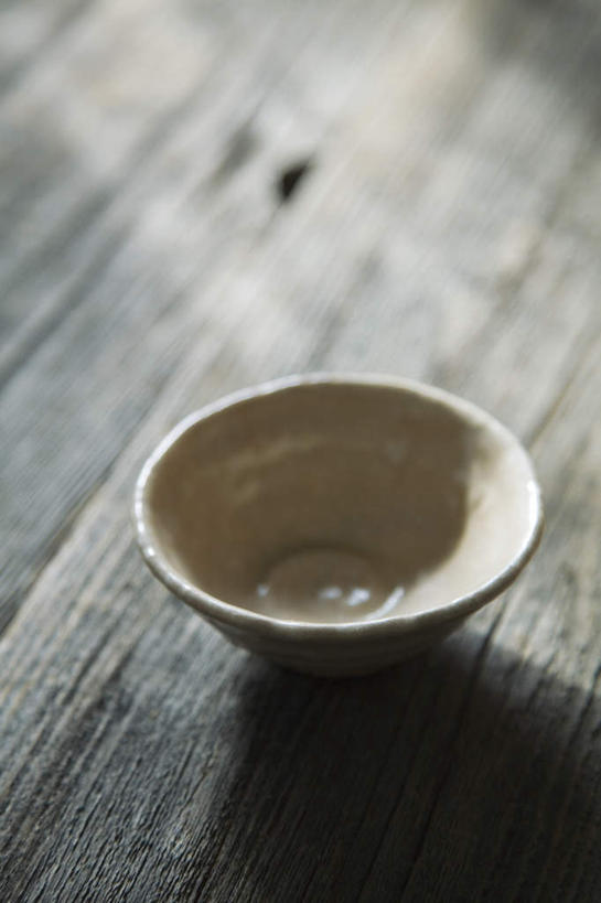 无人,竖图,俯视,室内,特写,白天,地板,静物,杯子,阴影,光线,影子,陶瓷,陶瓷制品,地面,一杯,木地板,白色,阳光,水杯,摄影,影棚,茶杯,彩图,高角度拍摄,影棚拍摄,拍摄