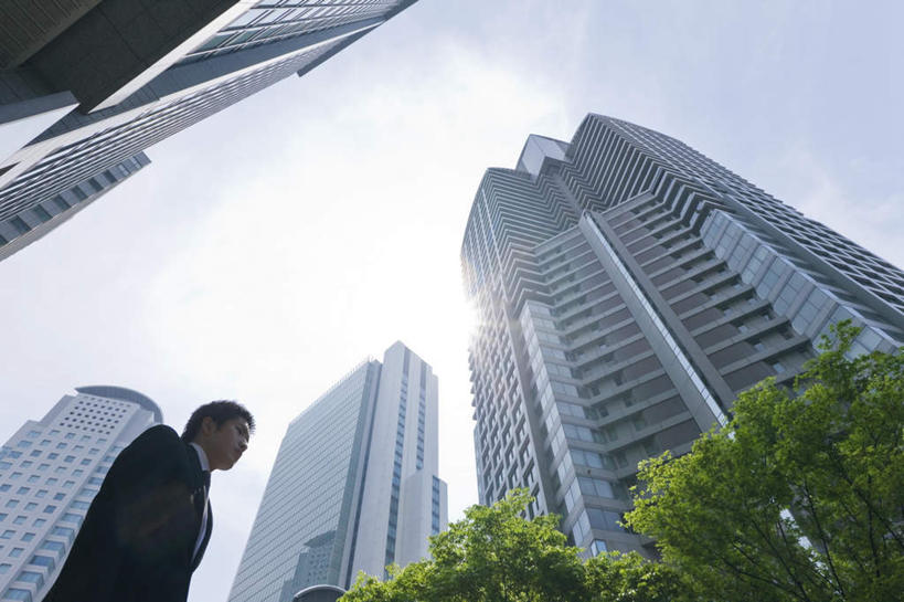 东方人,一个人,商务人士,商务男性,高楼大厦,站,横图,室外,白天,仰视,衬衫,植物,大厦,建筑,摩天大楼,亚洲,仅一个男性,仅一个人,阴影,套装,光线,影子,云,云朵,云彩,黄种人,树,树木,仅一个年轻男性,蓝色,绿色,白云,蓝天,天空,阳光,自然,天,站着,生长,成长,商务装,工薪阶层,男人,男性,年轻男性,亚洲人,白领,上班族,站立,半身,彩图,低角度拍摄,衬衣,大楼,高层建筑,高楼,摩天楼