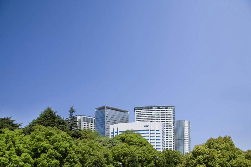 无人,高楼大厦,横图,室外,白天,仰视,度假,美景,植物,城市风光,城市,大厦,建筑,摩天大楼,东京,日本,亚洲,阴影,光线,影子,景观,建筑群,娱乐,建设,树,树木,蓝色,绿色,蓝天,天空,阳光,自然,天,享受,休闲,景色,放松,生长,成长,东亚,本州,关东地方,本州岛,日本国,东京都,彩图,低角度拍摄,大楼,高层建筑,高楼,摩天楼