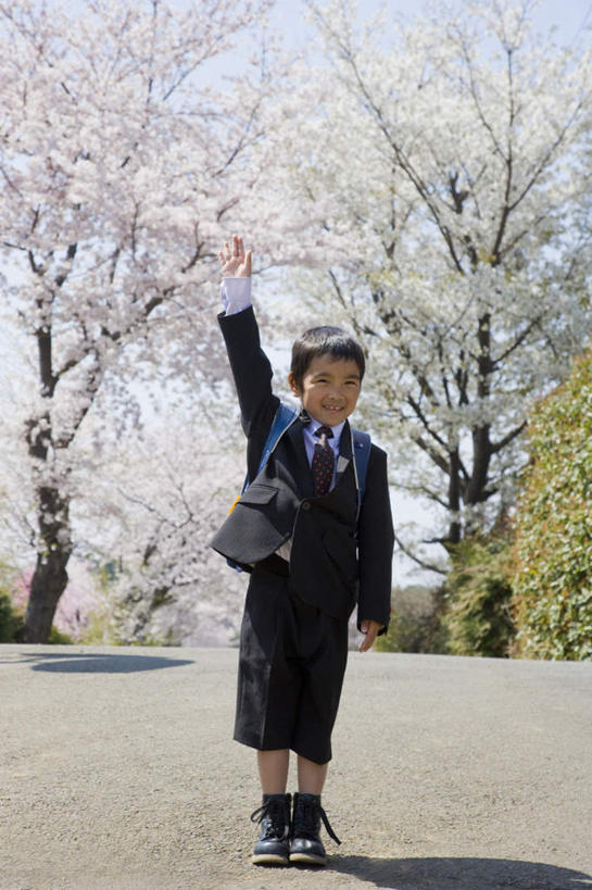 东方人,儿童,一个人,站,举,笑,微笑,竖图,室外,白天,正面,制服,纯洁,植物,道路,路,公路,樱花,亚洲,仅一个男性,仅一个人,许多,阴影,服装,盛开,光线,包,书包,影子,交通,花蕾,注视,黄种人,花,花瓣,花朵,鲜花,树,树木,小孩,粉色,绿色,阳光,自然,背包,花苞,花蕊,观察,看,托,站着,仅一个小孩,校服,可爱,童年,童趣,生长,成长,观看,单肩包,察看,关注,童真,烂漫,无邪,学生服,仙樱花,福岛樱,青肤樱,天真,男孩,男人,男性,亚洲人,孩子,马路,荆桃,举起,举手,举着,向上举,向上伸,向上托,站立,彩图,全身,男生