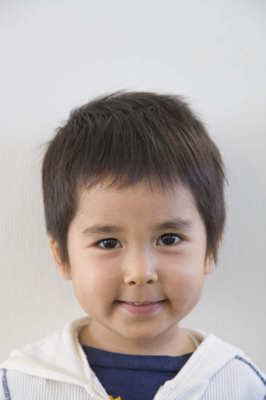 东方人,儿童,脸,头,脸颊,一个人,站,笑,微笑,竖图,室内,特写,白天,白色背景,正面,纯洁,亚洲,仅一个男性,仅一个人,服装,休闲装,黄种人,肩膀,小孩,衣服,白色,黑色,站着,仅一个小孩,休闲,休闲服,可爱,童年,童趣,摄影,服饰,影棚,童真,烂漫,无邪,天真,男孩,男人,男性,亚洲人,孩子,头部,脸部,脸蛋,面部,站立,半身,彩图,影棚拍摄,拍摄,短发,男生