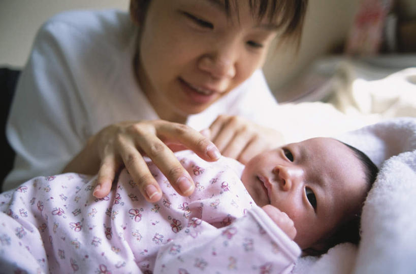 东方人,婴儿,儿童,两个人,家庭,站,躺,摸,横图,室内,白天,正面,纯洁,亚洲,抚摸,朦胧,模糊,黄种人,小孩,站着,温暖,温馨,一家人,可爱,活泼,和睦,宝宝,纯真,烂漫,无邪,伶俐,天真,女孩,女人,女性,亚洲人,孩子,触摸,接触,躺着,站立,半身,彩图,融洽,女生