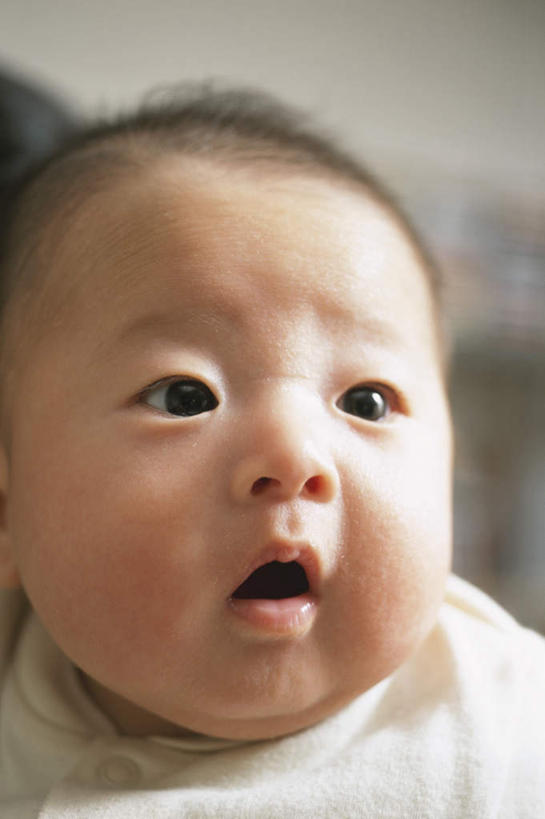 东方人,婴儿,儿童,脸,头,脸颊,一个人,坐,笑,微笑,竖图,室内,特写,白天,正面,纯洁,亚洲,仅一个人,朦胧,模糊,黄种人,小孩,可爱,活泼,宝宝,纯真,烂漫,无邪,伶俐,天真,亚洲人,孩子,头部,脸部,脸蛋,面部,坐着,半身,彩图