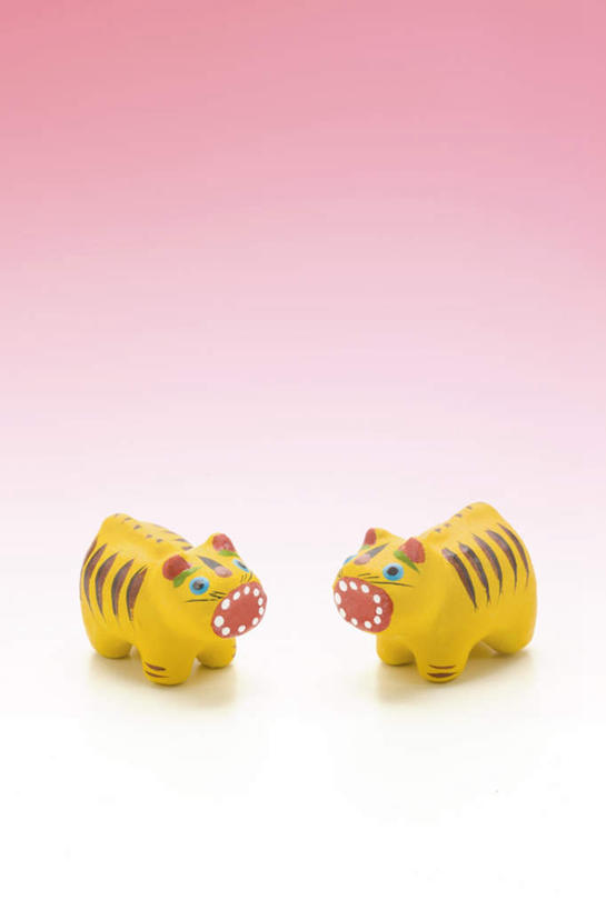 无人,竖图,俯视,室内,特写,白天,游戏,野生动物,静物,玩具,粉色背景,玩,娱乐,相视,两个,黄色,动物,模型,休闲,面对面,益智,摄影,影棚,活动,对视,发泄,消遣,智力,相对,凶猛,相看,宣泄,残暴,凶残,老虎,玩耍,嬉戏,彩图,高角度拍摄,全身,影棚拍摄,拍摄