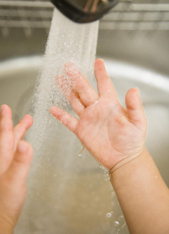 东方人,婴儿,儿童,一个人,站,举,竖图,俯视,室外,特写,白天,纯洁,水,亚洲,仅一个人,飞溅,溅,液体,水滴,黄种人,水珠,小孩,托,站着,可爱,活泼,喷洒,宝宝,纯真,烂漫,无邪,伶俐,天真,亚洲人,孩子,举起,举手,举着,向上举,向上伸,向上托,站立,半身,彩图,高角度拍摄