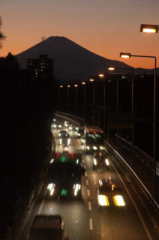 无人,竖图,俯视,室外,白天,旅游,度假,火山,日落,山,山脉,植物,道路,路,路灯,公路,汽车,照明,富士山,神奈川,日本,亚洲,朦胧,模糊,山峰,晚霞,霞光,落日,高架,灯光,交通,山峦,神奈川县,娱乐,车,灯,树,树木,绿色,天空,自然,黄昏,交通工具,轿车,群山,天,享受,休闲,橙色,彩霞,放松,生长,成长,照亮,照明设备,载具,高架桥,东亚,高架道路,跨线桥,本州,关东地方,本州岛,日本国,夕照,活火山,死火山,休眠火山,夕阳,彩图,高角度拍摄,斜阳