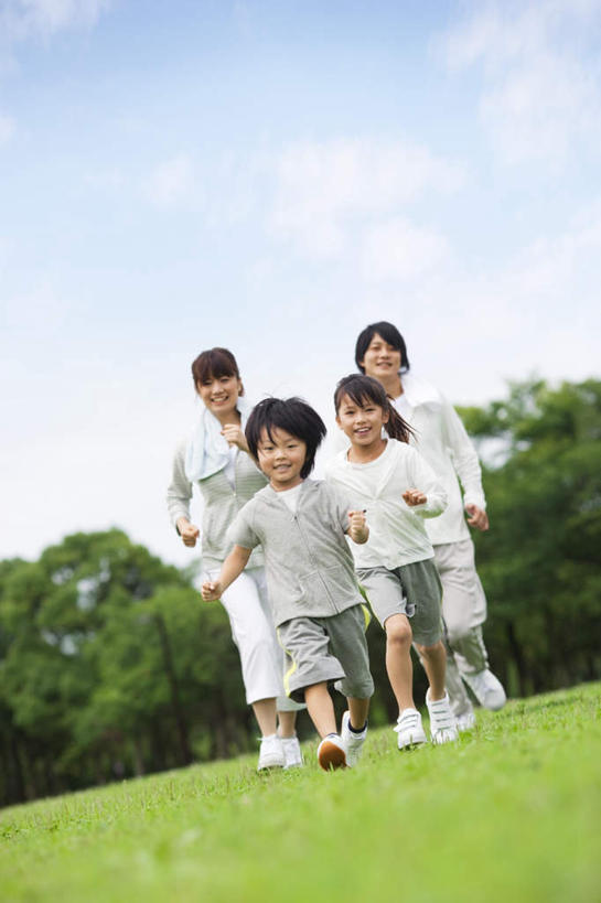 东方人,儿童,四个人,家庭,夫妻,母亲,父亲,女儿,儿子,站,走,竖图,室外,白天,仰视,爱情,纯洁,草地,草坪,植物,亚洲,服装,云,云朵,浪漫,云彩,休闲装,黄种人,草,树,树木,小孩,衣服,蓝色,绿色,黑色,白云,蓝天,天空,自然,天,站着,休闲,温暖,温馨,父女,父子,母女,母子,一家人,休闲服,恩爱,父爱,可爱,母爱,童年,童趣,恋人,服饰,生长,成长,和睦,童真,烂漫,无邪,天真,男孩,男人,男性,年轻男性,年轻女性,女孩,女人,女性,亚洲人,孩子,年轻人,长发,夫妇,情侣,步行,散步,站立,走路,彩图,低角度拍摄,全身,伴侣,融洽,男生,女生