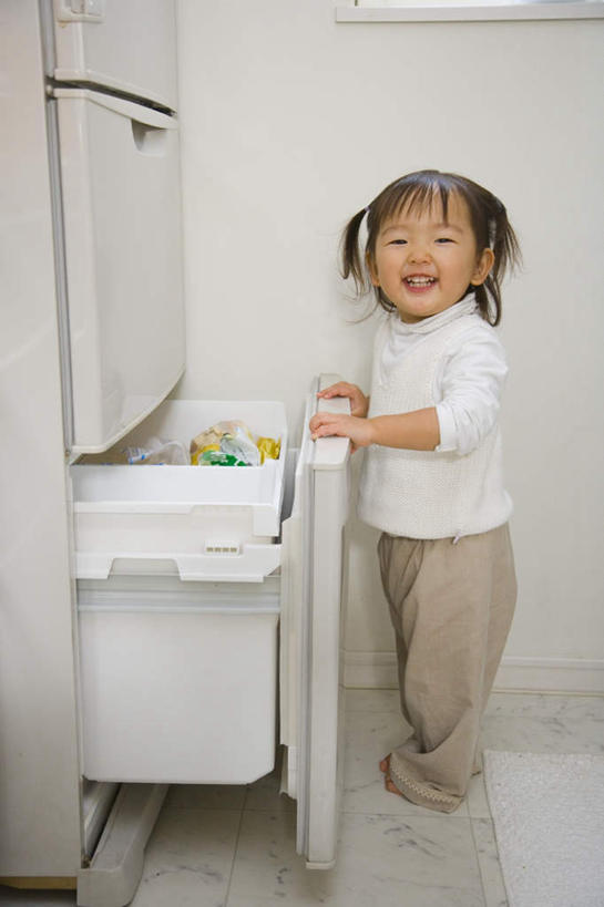 东方人,儿童,一个人,站,笑,微笑,露齿笑,竖图,室内,白天,侧面,纯洁,亚洲,仅一个女性,仅一个人,服装,电器,冰箱,墙,注视,休闲装,黄种人,冷冻,冷柜,墙壁,墙面,小孩,衣服,黑色,冷藏柜,观察,看,站着,仅一个小孩,休闲,休闲服,可爱,童年,童趣,服饰,冷藏,观看,储藏,察看,家电,家用电器,关注,童真,烂漫,无邪,保鲜,天真,女孩,女人,女性,亚洲人,孩子,长发,站立,彩图,全身,女生