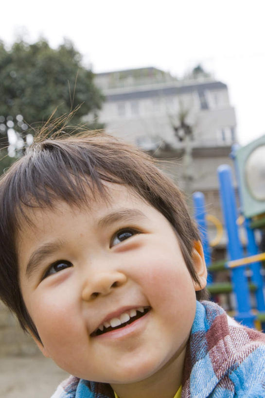 东方人,儿童,脸,头,脸颊,一个人,站,笑,微笑,露齿笑,竖图,室外,特写,白天,仰视,衬衫,纯洁,植物,亚洲,仅一个男性,仅一个人,阴影,服装,朦胧,模糊,光线,格子,影子,休闲装,黄种人,树,树木,小孩,衣服,蓝色,绿色,黑色,阳光,自然,站着,仅一个小孩,休闲,休闲服,可爱,童年,童趣,服饰,生长,成长,童真,烂漫,无邪,天真,男孩,男人,男性,亚洲人,孩子,头部,脸部,脸蛋,面部,站立,半身,彩图,低角度拍摄,衬衣,短发,男生