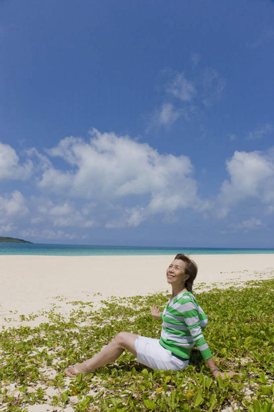 东方人,一个人,坐,竖图,室外,白天,侧面,草地,草坪,海浪,海洋,沙滩,植物,亚洲,仅一个年轻女性,仅一个女性,仅一个人,撑,服装,沙子,海岸,浪花,云,云朵,沙地,云彩,注视,休闲装,黄种人,草,衣服,蓝色,绿色,白云,蓝天,天空,海水,天,观察,看,休闲,休闲服,服饰,观看,察看,撑着,关注,海景,年轻女性,女人,女性,亚洲人,大海,风浪,海,海水的波动,海滩,近岸浪,涌浪,坐着,彩图,全身