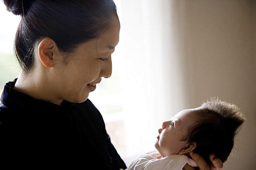 东方人,儿童,两个人,家庭,母亲,女儿,站,抱,横图,室内,白天,侧面,纯洁,亚洲,服装,休闲装,黄种人,相视,小孩,衣服,黑色,站着,休闲,温暖,温馨,母女,一家人,面对面,休闲服,可爱,母爱,童年,童趣,服饰,抱着,对视,盘发,和睦,搂着,相对,童真,烂漫,无邪,相看,天真,年轻女性,女孩,女人,女性,亚洲人,孩子,年轻人,长发,搂,搂抱,站立,半身,彩图,融洽,女生