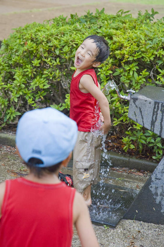 东方人,儿童,两个人,站,笑,微笑,露齿笑,竖图,俯视,室外,白天,纯洁,水,植物,帽子,亚洲,飞溅,服装,溅,背心,液体,水滴,注视,休闲装,黄种人,运动帽,水珠,树,树木,小孩,衣服,红色,绿色,黑色,自然,观察,看,站着,休闲,休闲服,鸭舌帽,可爱,童年,童趣,服饰,生长,成长,观看,察看,关注,喷洒,童真,烂漫,无邪,天真,男孩,男人,男性,亚洲人,孩子,站立,半身,彩图,高角度拍摄,短发,男生