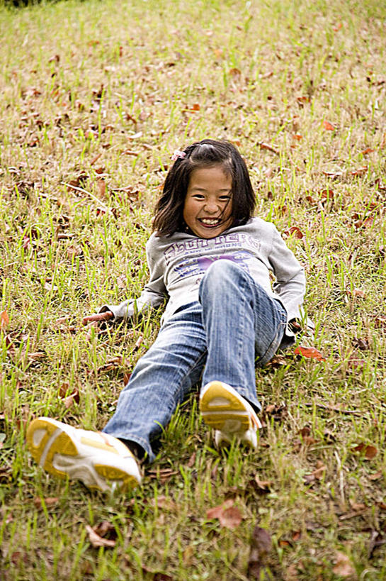 东方人,儿童,一个人,躺,笑,微笑,露齿笑,竖图,俯视,室外,白天,纯洁,草地,草坪,植物,亚洲,仅一个女性,仅一个人,服装,注视,休闲装,黄种人,草,小孩,衣服,绿色,黑色,观察,看,仅一个小孩,休闲,休闲服,可爱,童年,童趣,服饰,观看,察看,关注,童真,烂漫,无邪,天真,女孩,女人,女性,亚洲人,孩子,躺着,彩图,高角度拍摄,全身,短发,女生