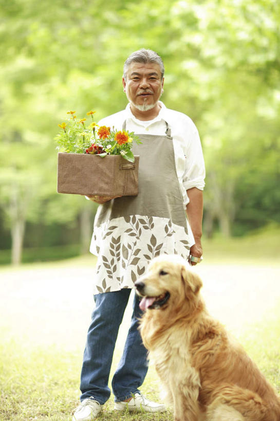 东方人,胡须,一个人,站,捧,竖图,室外,白天,正面,宠物,狗,亚洲,仅一个男性,仅一个人,仅一个中年男性,一条,许多,盛开,木制,木盒,围裙,花蕾,注视,黄种人,金毛犬,花,花瓣,花朵,鲜花,黄色,红色,动物,木制品,容器,花苞,花蕊,观察,看,站着,可爱,金毛,观看,储藏,察看,储存,关注,寻回犬,金毛寻回犬,忠诚,男人,男性,中年男性,亚洲人,胡子,络腮胡,犬,端,端着,捧着,手捧,站立,彩图,全身,贮存