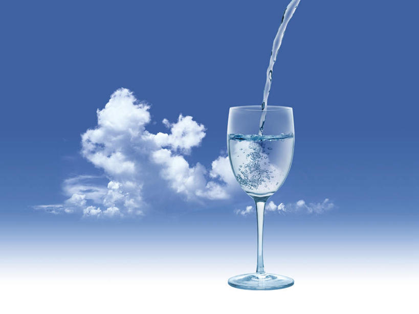 无人,横图,室内,特写,白天,正面,数码,科技,水,杯子,倒,阴影,飞溅,溅,网络,高脚杯,液体,水滴,云,云朵,红酒杯,一杯,高光,几何,计算机图形,合成,云彩,玻璃制品,水珠,蓝色,白云,蓝天,天空,酒杯,天,晴朗,电脑合成图,数码合成图,喷洒,写实,具体,具象,玻璃杯,晴空,彩图