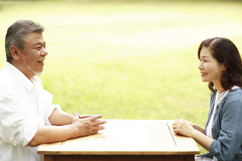 东方人,中年人,两个人,家庭,夫妻,坐,笑,说,微笑,露齿笑,横图,室外,白天,侧面,衬衫,爱情,讨论,桌面,桌子,亚洲,服装,浪漫,休闲装,黄种人,相视,衣服,蓝色,白色,黑色,休闲,温暖,温馨,一家人,面对面,休闲服,恩爱,恋人,服饰,对视,和睦,相对,相看,交流,男人,男性,女人,女性,中年男性,中年女性,亚洲人,长发,夫妇,情侣,沟通,讲话,交谈,商讨,说话,谈话,坐着,半身,彩图,衬衣,伴侣,融洽