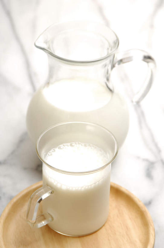 牛奶,无人,竖图,俯视,室内,特写,白天,餐桌,桌子,杯子,托盘,阴影,反射,木制,影子,饮品,两杯,营养,玻璃制品,饮料,木制品,水杯,餐台,乳制品,奶,安神,玻璃杯,彩图,高角度拍摄