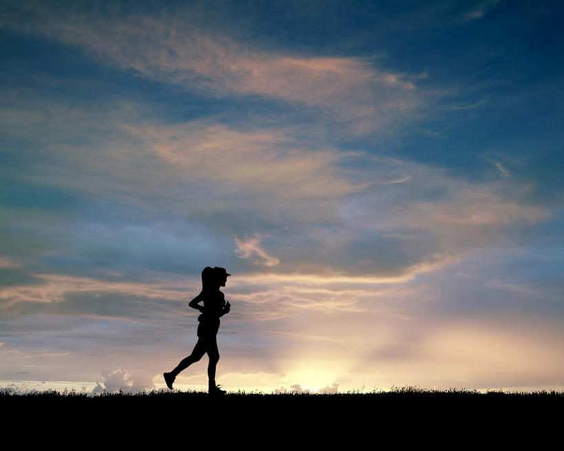 东方人,一个人,跑,横图,室外,白天,仰视,运动服,锻炼,运动,草地,草坪,日出,太阳,植物,帽子,亚洲,仅一个年轻女性,仅一个女性,仅一个人,服装,地平线,云,云朵,辽阔,地面,朝霞,晨曦,黎明,背光,云彩,黄种人,运动帽,草,衣服,蓝色,绿色,白云,蓝天,天空,阳光,天,广阔,鸭舌帽,服饰,晴朗,一望无际,衣着,穿着,延伸,逆光,天地相交,一顶,衣饰,无边无际,一马平川,体育,年轻女性,女人,女性,亚洲人,朝阳,晴空,跑步,彩图,低角度拍摄,全身,健身,破晓,运动装