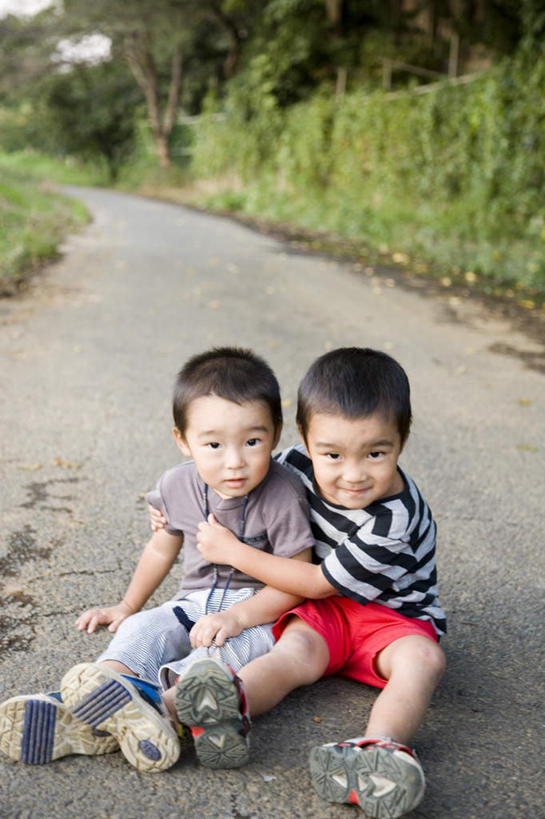 东方人,儿童,头发,两个人,伙伴,朋友,坐,抱,笑,微笑,露齿笑,竖图,俯视,室外,白天,旅游,度假,友谊,纯洁,草地,草坪,植物,道路,路,亚洲,阴影,条纹,服装,裤子,光线,影子,小路,交通,注视,休闲装,黄种人,娱乐,草,树,树木,小孩,衣服,红色,绿色,白色,黑色,阳光,自然,观察,看,享受,休闲,休闲服,放松,可爱,童年,童趣,服饰,乡间小路,生长,成长,抱着,观看,察看,搂着,关注,童真,烂漫,无邪,天真,友情,男孩,男人,男性,亚洲人,怀抱,搂,搂抱,相抱,拥抱,坐着,彩图,高角度拍摄,全身,男生