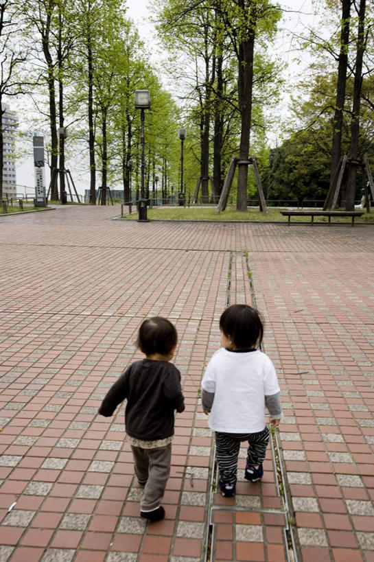 儿童,头发,两个人,伙伴,朋友,站,走,竖图,俯视,室外,白天,旅游,度假,游戏,友谊,纯洁,草地,草坪,植物,一排,许多,阴影,服装,整齐,光线,瓷砖,地砖,方格,影子,地面,玩,注视,休闲装,娱乐,草,树,树木,排列,小孩,衣服,红色,蓝色,绿色,白色,黑色,蓝天,天空,阳光,自然,天,观察,看,站着,享受,休闲,休闲服,放松,可爱,童年,童趣,服饰,生长,成长,观看,活动,察看,队列,发泄,关注,消遣,智力,童真,烂漫,无邪,宣泄,天真,友情,男孩,男人,男性,女孩,女人,女性,步行,散步,玩耍,嬉戏,站立,走路,彩图,高角度拍摄,全身,男生,女生