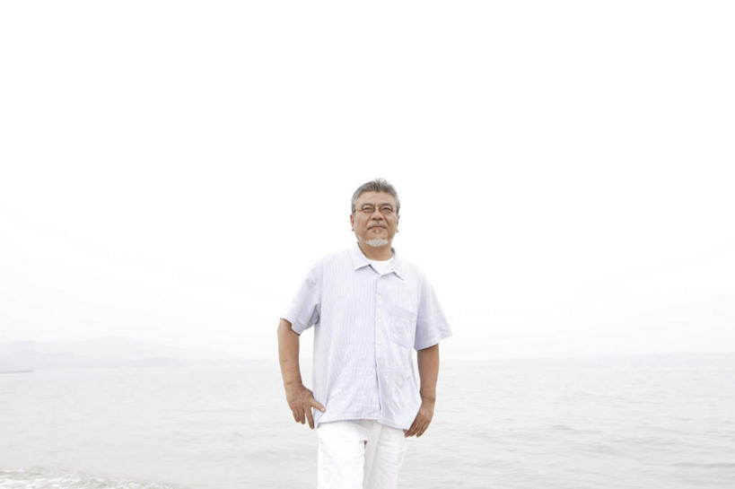 头发,一个人,站,笑,摸,微笑,露齿笑,横图,室外,白天,正面,旅游,度假,海浪,海洋,仅一个男性,仅一个人,抚摸,阴影,波纹,服装,光线,影子,浪花,注视,休闲装,娱乐,手叉腰,衣服,蓝色,白色,蓝天,水纹,天空,阳光,海水,波浪,天,叉腰,观察,看,站着,仅一个老年男性,享受,休闲,休闲服,放松,服饰,观看,察看,双手叉腰,关注,海景,老年男性,男人,男性,大海,风浪,海,海水的波动,近岸浪,涌浪,触摸,接触,站立,半身,彩图