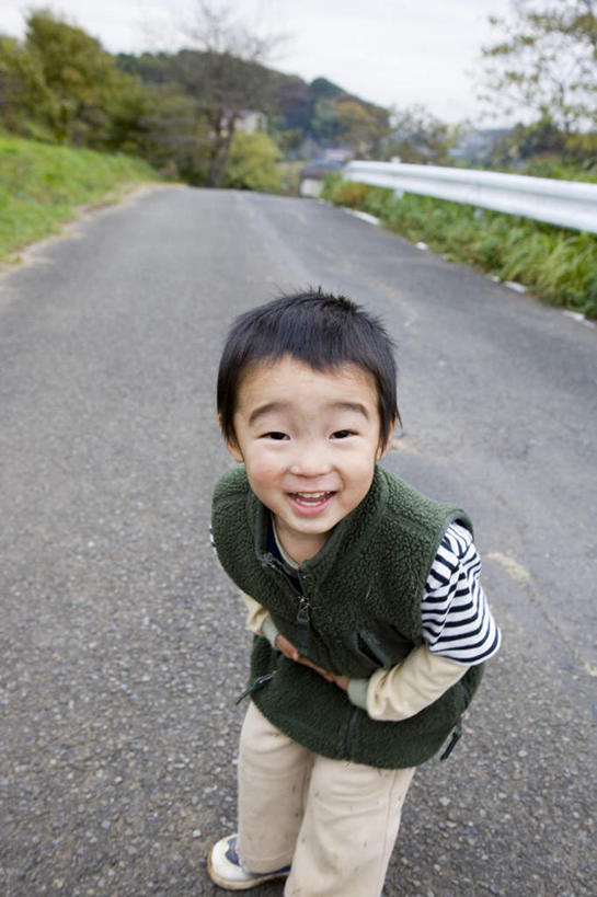 儿童,头发,一个人,栏杆,站,笑,摸,微笑,露齿笑,竖图,俯视,室外,白天,旅游,度假,纯洁,草地,草坪,植物,道路,路,仅一个男性,仅一个人,抚摸,弯腰,阴影,服装,光线,影子,围栏,小路,交通,注视,休闲装,娱乐,护栏,草,树,树木,小孩,衣服,蓝色,绿色,黑色,蓝天,天空,阳光,自然,天,观察,看,站着,仅一个小孩,享受,休闲,休闲服,放松,可爱,童年,童趣,服饰,乡间小路,生长,成长,观看,察看,关注,童真,烂漫,无邪,弯身,天真,男孩,男人,男性,孩子,触摸,接触,站立,半身,彩图,高角度拍摄,男生