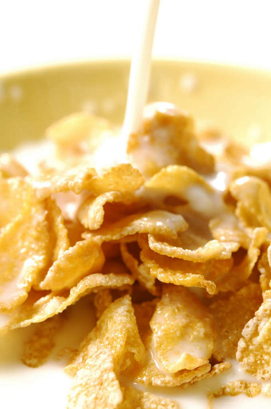 牛奶,无人,竖图,俯视,室内,特写,白天,白色背景,早餐,一堆,许多,阴影,堆叠,堆积,朦胧,模糊,光线,影子,谷物,食品,饮品,营养,美食,饮食,饮料,黄色,阳光,保健,摄影,流动,影棚,堆,麦片,乳制品,奶,安神,彩图,高角度拍摄,影棚拍摄,拍摄