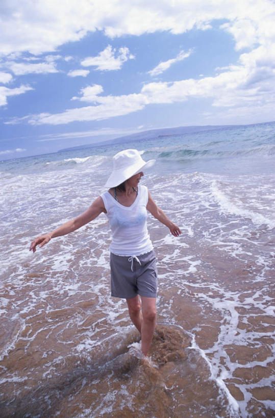 东方人,一个人,站,伸展双臂,笑,微笑,露齿笑,竖图,俯视,室外,白天,旅游,度假,海浪,海洋,沙滩,帽子,亚洲,仅一个年轻女性,仅一个女性,仅一个人,阴影,波纹,服装,光线,沙子,影子,海岸,浪花,云,云朵,沙地,云彩,扭头,注视,休闲装,黄种人,娱乐,衣服,蓝色,白色,白云,蓝天,水纹,天空,阳光,海水,遮阳帽,波浪,天,观察,看,站着,转头,享受,休闲,休闲服,放松,服饰,观看,察看,关注,海景,一顶,年轻女性,女人,女性,亚洲人,大海,风浪,海,海水的波动,海滩,近岸浪,涌浪,敞开双臂,伸开双臂,展开双肩,站立,张开手臂,张开双臂,彩图,高角度拍摄,全身