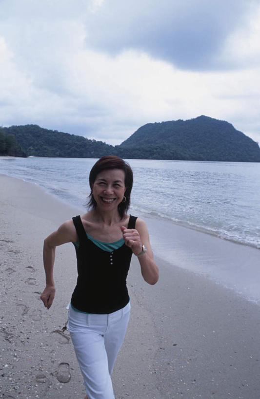 东方人,头发,一个人,站,跑,笑,微笑,露齿笑,竖图,俯视,室外,白天,锻炼,旅游,度假,运动,海浪,海洋,沙滩,山,山脉,亚洲,仅一个年轻女性,仅一个女性,仅一个人,阴影,波纹,服装,光线,沙子,影子,海岸,浪花,山峰,云,云朵,沙地,山峦,云彩,注视,休闲装,黄种人,娱乐,衣服,蓝色,黑色,灰色,白云,蓝天,水纹,天空,阳光,海水,波浪,群山,天,观察,看,站着,享受,休闲,休闲服,放松,服饰,观看,察看,关注,海景,体育,年轻女性,女人,女性,亚洲人,长发,大海,风浪,海,海水的波动,海滩,近岸浪,涌浪,跑步,站立,半身,彩图,高角度拍摄,健身