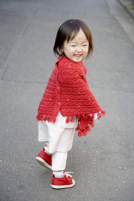 东方人,儿童,头发,一个人,站,笑,微笑,露齿笑,竖图,俯视,室外,白天,旅游,度假,纯洁,道路,路,亚洲,仅一个女性,仅一个人,服装,小路,交通,扭头,注视,休闲装,黄种人,娱乐,小孩,衣服,红色,黑色,观察,看,站着,转头,仅一个小孩,享受,休闲,休闲服,放松,可爱,童年,童趣,服饰,乡间小路,观看,察看,关注,童真,烂漫,无邪,天真,女孩,女人,女性,亚洲人,孩子,站立,彩图,高角度拍摄,全身,女生