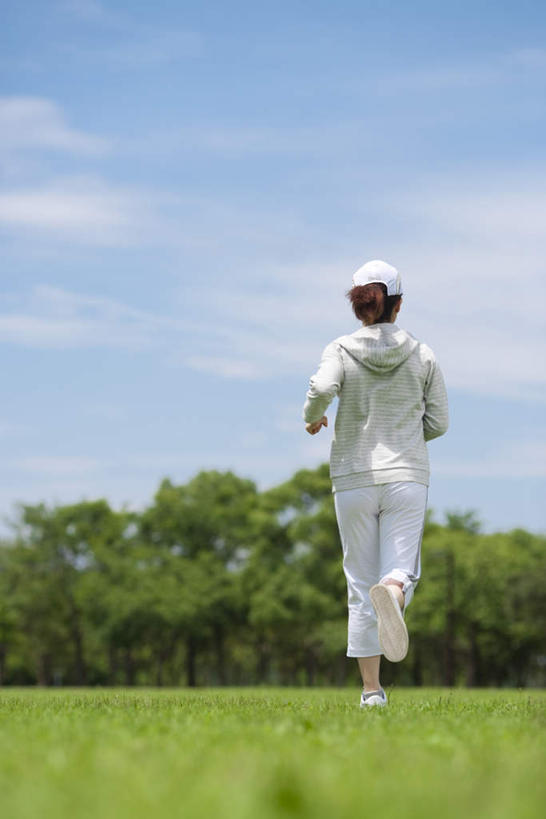 东方人,头发,一个人,站,跑,竖图,室外,白天,锻炼,旅游,度假,运动,草地,草坪,植物,帽子,亚洲,仅一个男性,仅一个人,阴影,服装,光线,影子,云,云朵,云彩,休闲装,黄种人,娱乐,运动帽,草,树,树木,仅一个年轻男性,背面,衣服,蓝色,绿色,黑色,白云,蓝天,天空,阳光,自然,天,站着,享受,休闲,休闲服,鸭舌帽,放松,服饰,生长,成长,一顶,体育,男人,男性,年轻男性,亚洲人,跑步,站立,彩图,全身,健身
