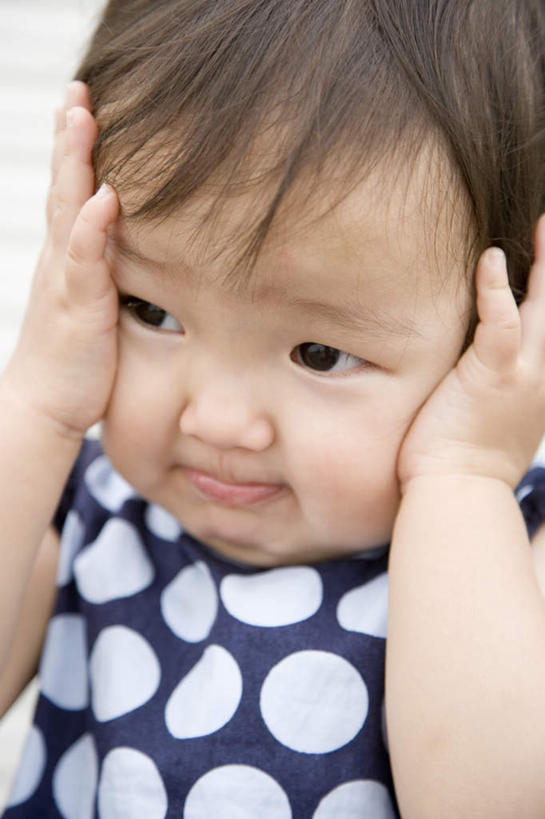 东方人,儿童,脸,头,脸颊,头发,一个人,站,举,笑,摸,微笑,露齿笑,竖图,俯视,室内,白天,纯洁,亚洲,仅一个女性,仅一个人,抚摸,花纹,服装,圆点,斑点,注视,休闲装,黄种人,小孩,衣服,蓝色,白色,黑色,观察,看,托,站着,仅一个小孩,休闲,休闲服,可爱,童年,童趣,服饰,观看,察看,关注,童真,烂漫,无邪,天真,女孩,女人,女性,亚洲人,孩子,头部,脸部,脸蛋,面部,触摸,接触,举起,举手,举着,向上举,向上伸,向上托,站立,半身,彩图,高角度拍摄,女生