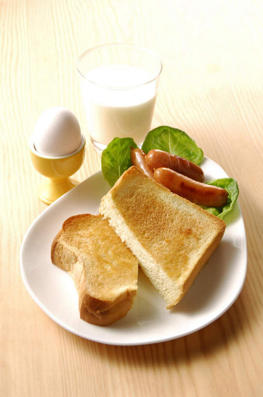 点心,面包,牛奶,无人,竖图,俯视,室内,特写,白天,桌面,餐具,阴影,光线,碟子,盘,椭圆,影子,蛋,鸡蛋,肉,香肠,食品,面点,饮品,营养,肉类,食物,糕点,饮料,两个,一个,白色,阳光,盘子,碟,单个,蛋杯,乳制品,奶,肉食,安神,卵,彩图,高角度拍摄