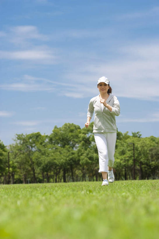 东方人,一个人,站,跑,竖图,室外,白天,正面,锻炼,旅游,度假,运动,草地,草坪,植物,帽子,亚洲,仅一个年轻女性,仅一个女性,仅一个人,阴影,服装,光线,影子,云,云朵,云彩,注视,休闲装,黄种人,娱乐,运动帽,草,树,树木,衣服,蓝色,绿色,白色,白云,蓝天,天空,阳光,自然,天,观察,看,站着,享受,休闲,休闲服,鸭舌帽,放松,服饰,生长,成长,观看,察看,关注,一顶,体育,年轻女性,女人,女性,亚洲人,跑步,站立,彩图,全身,健身