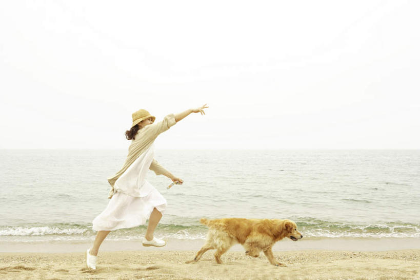 东方人,头发,一个人,站,跑,举,横图,室外,白天,侧面,裙子,锻炼,旅游,度假,运动,海浪,海洋,沙滩,宠物,狗,帽子,亚洲,仅一个年轻女性,仅一个女性,仅一个人,指,阴影,波纹,连衣裙,光线,沙子,影子,海岸,浪花,沙地,黄种人,方向,娱乐,金毛犬,一只,蓝色,白色,黑色,蓝天,水纹,天空,阳光,海水,动物,遮阳帽,波浪,天,手势,托,站着,享受,休闲,放松,可爱,金毛,指向,食指,寻回犬,海景,金毛寻回犬,忠诚,一顶,体育,年轻女性,女人,女性,亚洲人,大海,风浪,海,海水的波动,海滩,近岸浪,涌浪,犬,举起,举手,举着,跑步,向上举,向上伸,向上托,站立,彩图,全身,健身