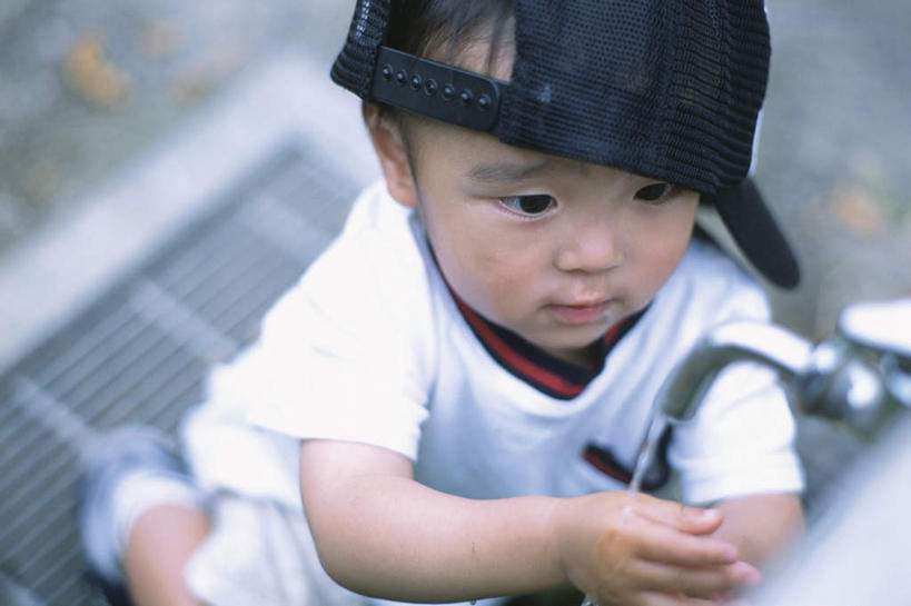 东方人,儿童,头发,一个人,站,笑,微笑,横图,俯视,室外,白天,纯洁,水,帽子,亚洲,仅一个男性,仅一个人,阴影,服装,光线,水龙头,液体,影子,水滴,地面,注视,休闲装,黄种人,运动帽,洗手,一个,小孩,衣服,白色,黑色,阳光,观察,看,站着,仅一个小孩,休闲,休闲服,鸭舌帽,可爱,童年,童趣,服饰,流动,单个,观看,察看,关注,童真,烂漫,无邪,一顶,天真,男孩,男人,男性,亚洲人,孩子,抬头,仰头,站立,半身,彩图,高角度拍摄,男生