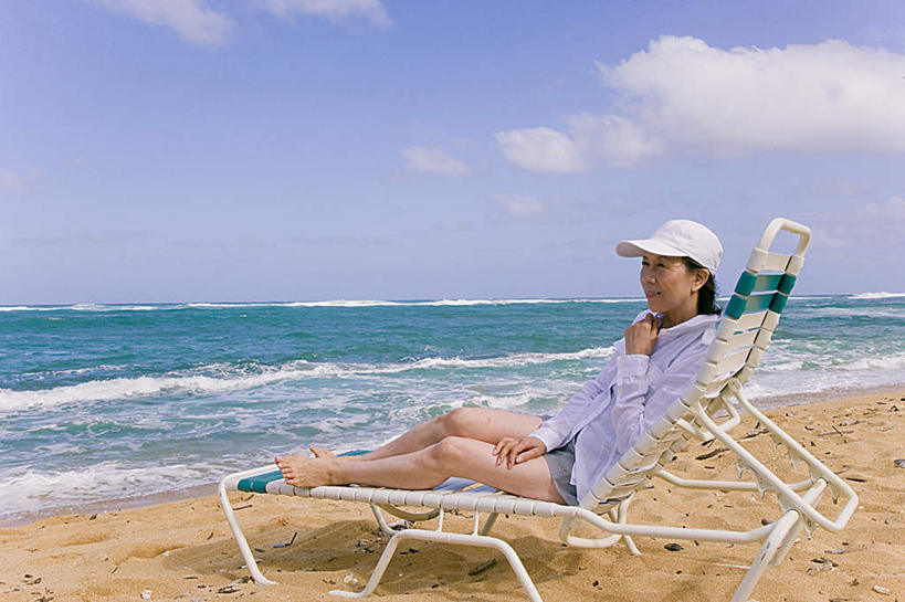 东方人,一个人,躺,笑,摸,微笑,露齿笑,横图,室外,白天,侧面,旅游,度假,海浪,海洋,沙滩,帽子,椅子,亚洲,仅一个年轻女性,仅一个女性,仅一个人,撑,抚摸,阴影,波纹,服装,光线,沙子,影子,躺椅,海岸,浪花,云,云朵,沙地,云彩,注视,休闲装,黄种人,娱乐,运动帽,一个,衣服,蓝色,白色,白云,蓝天,水纹,天空,阳光,海水,波浪,天,观察,看,享受,休闲,休闲服,鸭舌帽,放松,服饰,单个,观看,沙滩椅,察看,撑着,关注,海景,一顶,卧着,年轻女性,女人,女性,亚洲人,大海,风浪,海,海水的波动,海滩,近岸浪,涌浪,触摸,接触,躺着,卧,彩图,全身